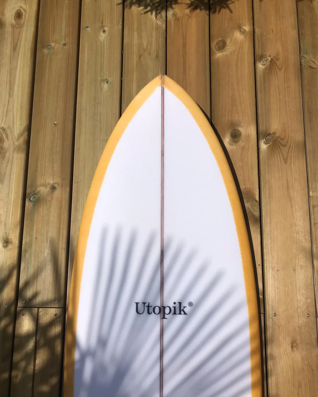 Planche Utopik blanche en lin sur une terrasse en bois