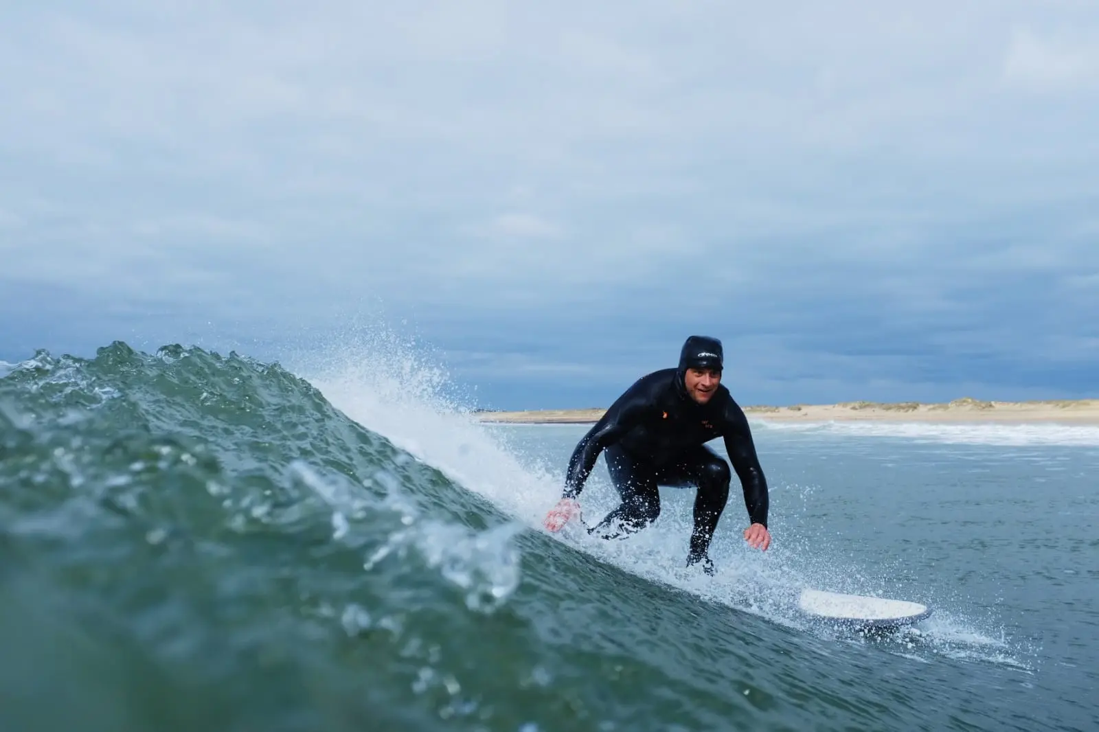 Surfeur en action sur le MiniNose Utopik 7’2