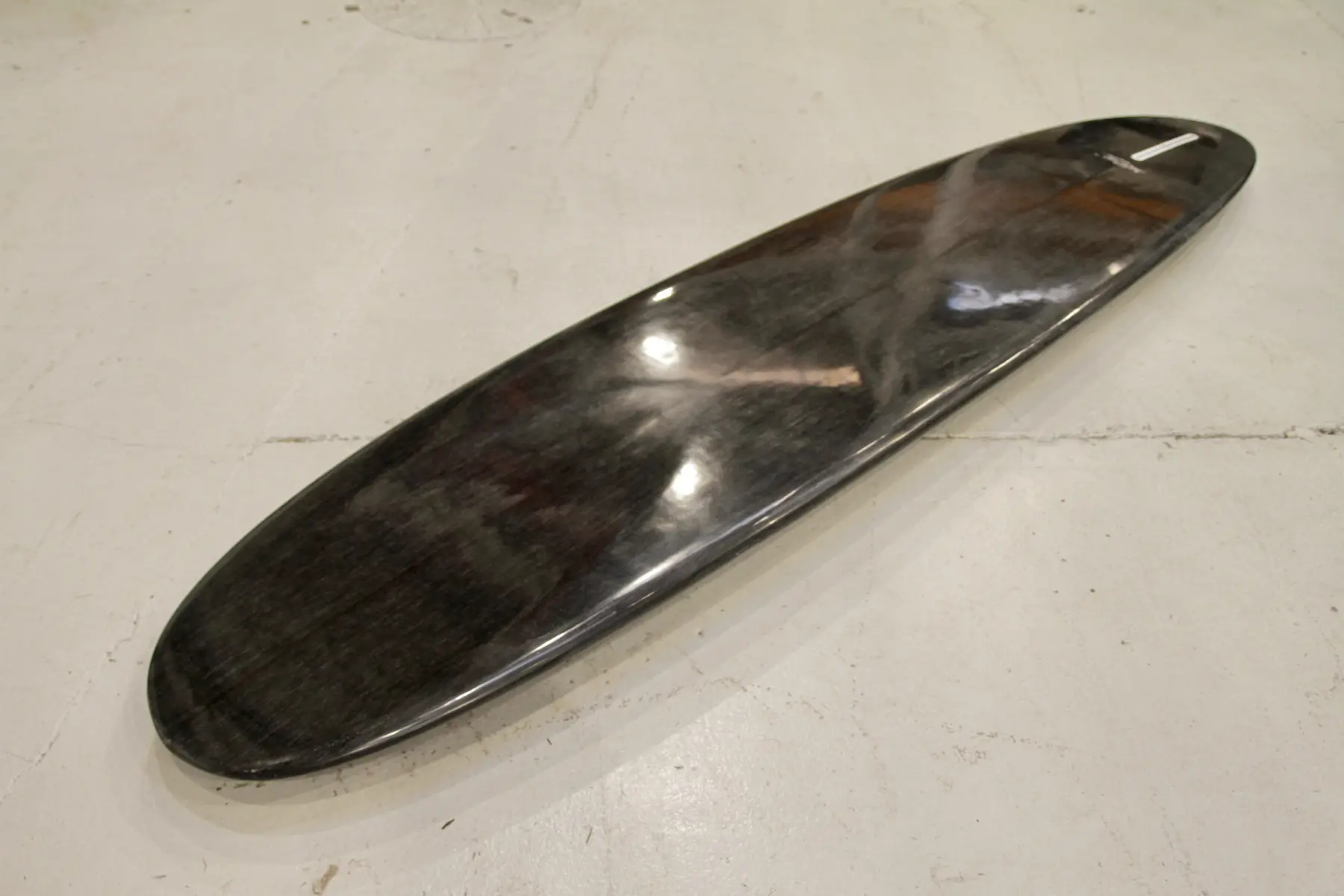 Vue rapprochée du shape et de la finition en lin du Noserider Utopik 9’0