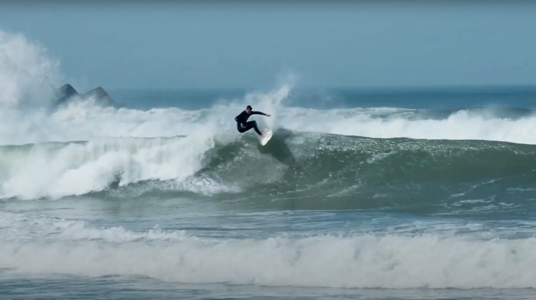 Charly engage une manoeuvre radicale avec le Shortboard Utopik 6’1