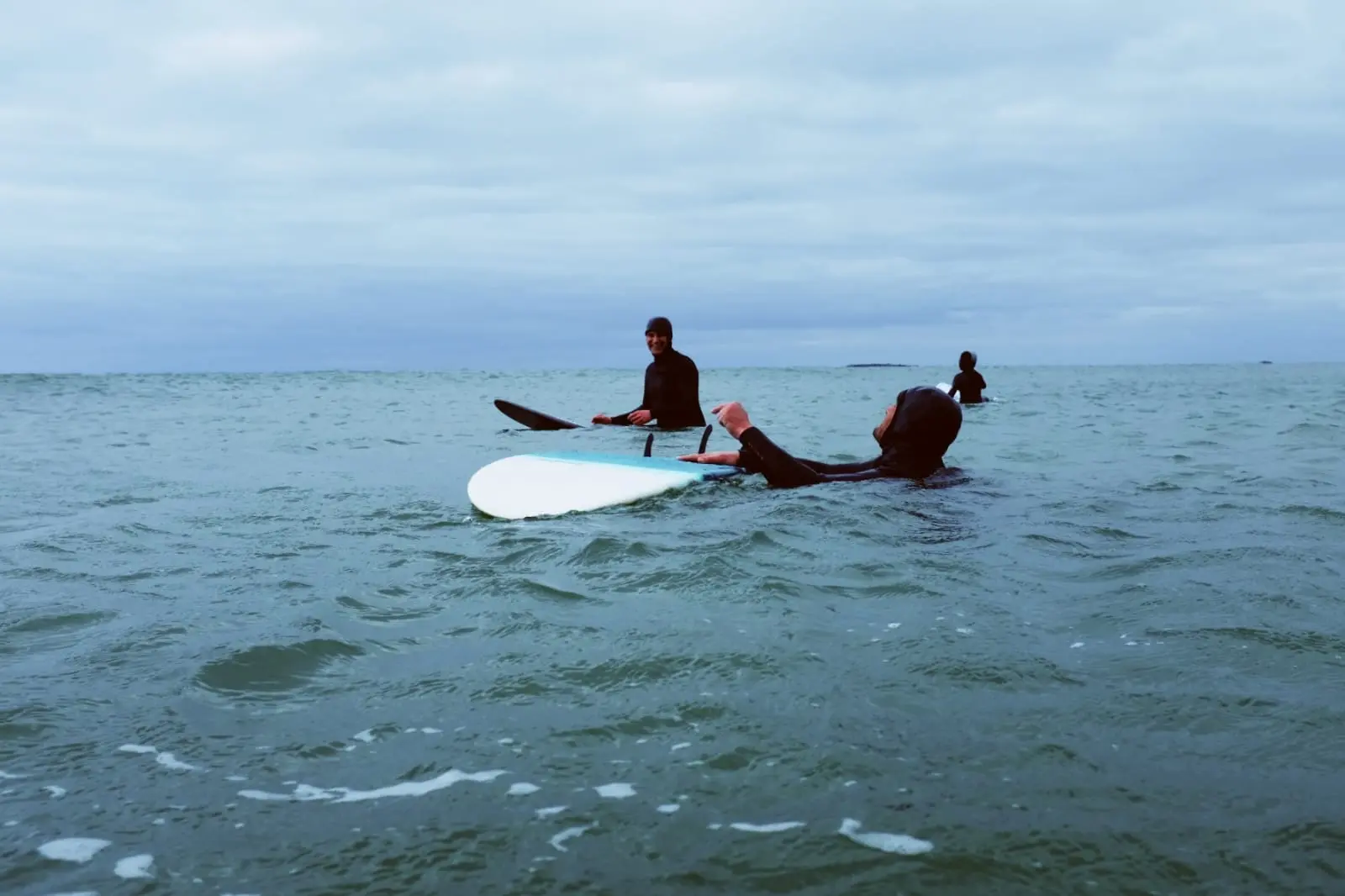 Surfeurs échangeant dans l’eau avec leurs planches Utopik